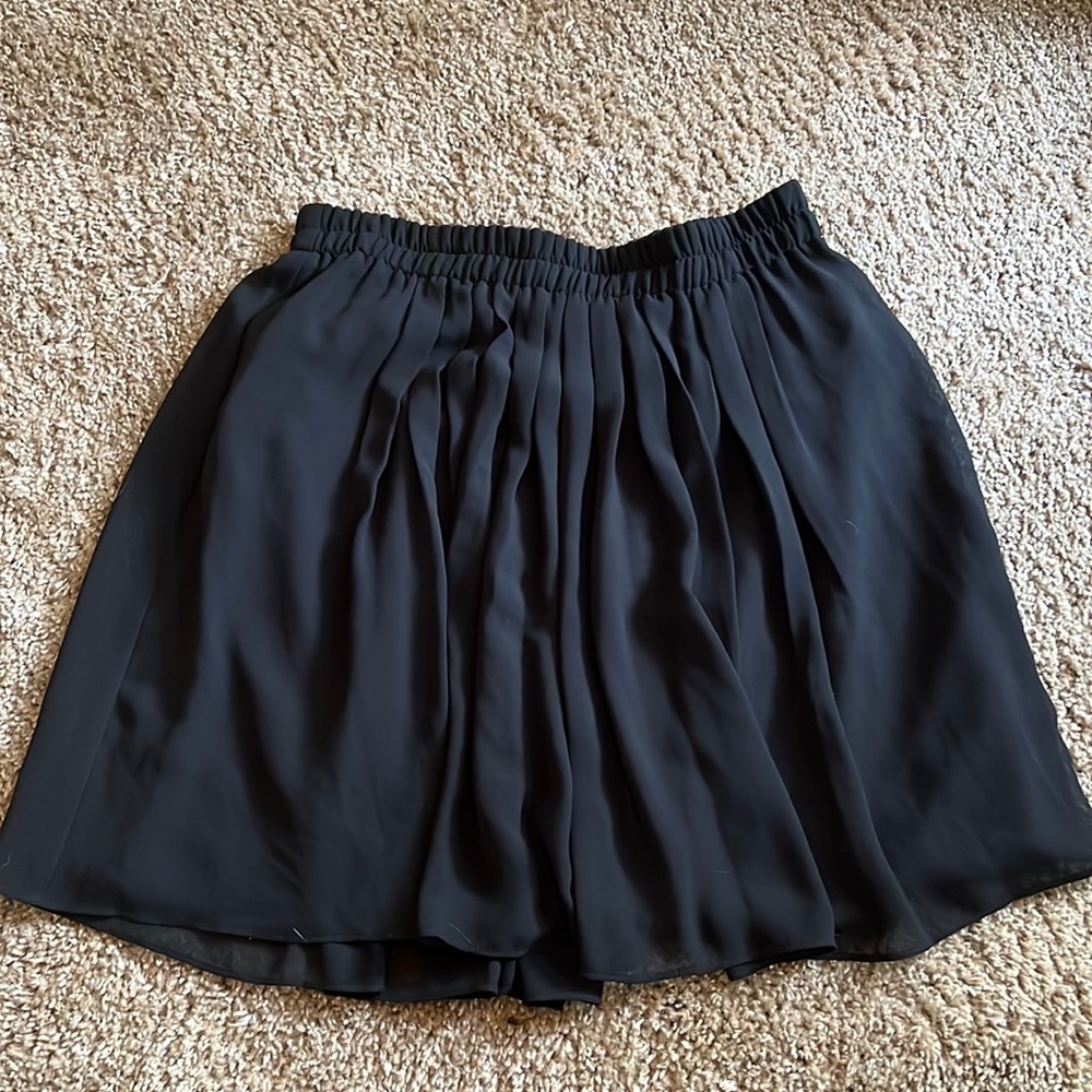 Loft skirt, size small! Black, worn once!